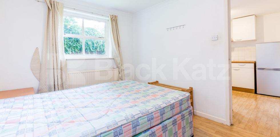 Charming 1 Bed Flat with Wooden Flooring in Private Gated Close Moriatry Close, Holloway